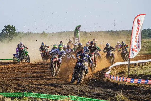 Imagem Clima quente e grandes disputas: o sábado da Grande Final do Gaúcho de Motocross agitou Capão da Canoa