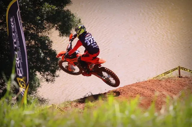 Imagem Multidão e cerca de 150 pilotos marcam sucesso da abertura do Campeonato Sportbay Gaúcho de Motocross 2024