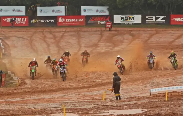 Imagem Chuva marca o sábado da 6ª etapa do Gaúcho de Motocross e do Festival Binacional em Rivera (UY)